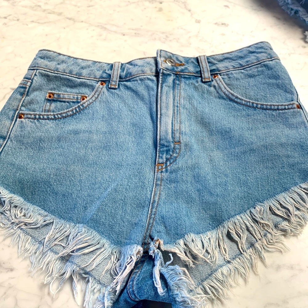 Topshop Kiri us size 6 denim jean shorts high rise. High waisted. Frayed hem